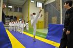 2011 - Compétition enfants à Mauguio en mars - coup de pied en hauteur n10