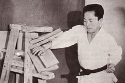 Le général Choi Hong Hi effectuant une casse